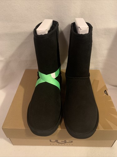 ๐ฅ UGG W CLASSIC SHORT 5825 W BLACK SUEDE SHEEPSKIN BOOTS, WOMEN US 6 EUR 37 NIB - Picture 2 of 11