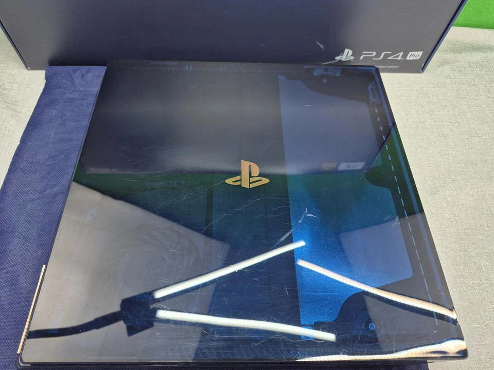 Sony Playstation 4 Pro 2TB 500 Million Limited Edition Nummer 26812 - Bild 3 von 4