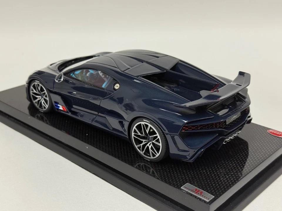1/18 MR Collection Bugatti Divo in Glossy Blue Carbon  on  Carbon base BUG09SE2 - Image 2 of 4