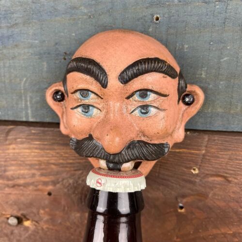 Apribottiglie vintage da parete uomo bianco 4 occhi con finitura antica - Foto 2 di 6