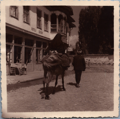Macédoine, Tetovo, Femme et enfants à une fontaine, Tirage