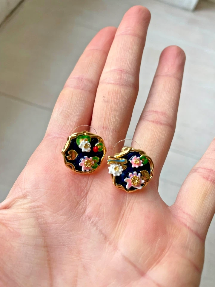 Aretes Les Nereides Flor Lirio Almohadilla Estanque 14K GP 3D Esmalte Foto 2 de 4