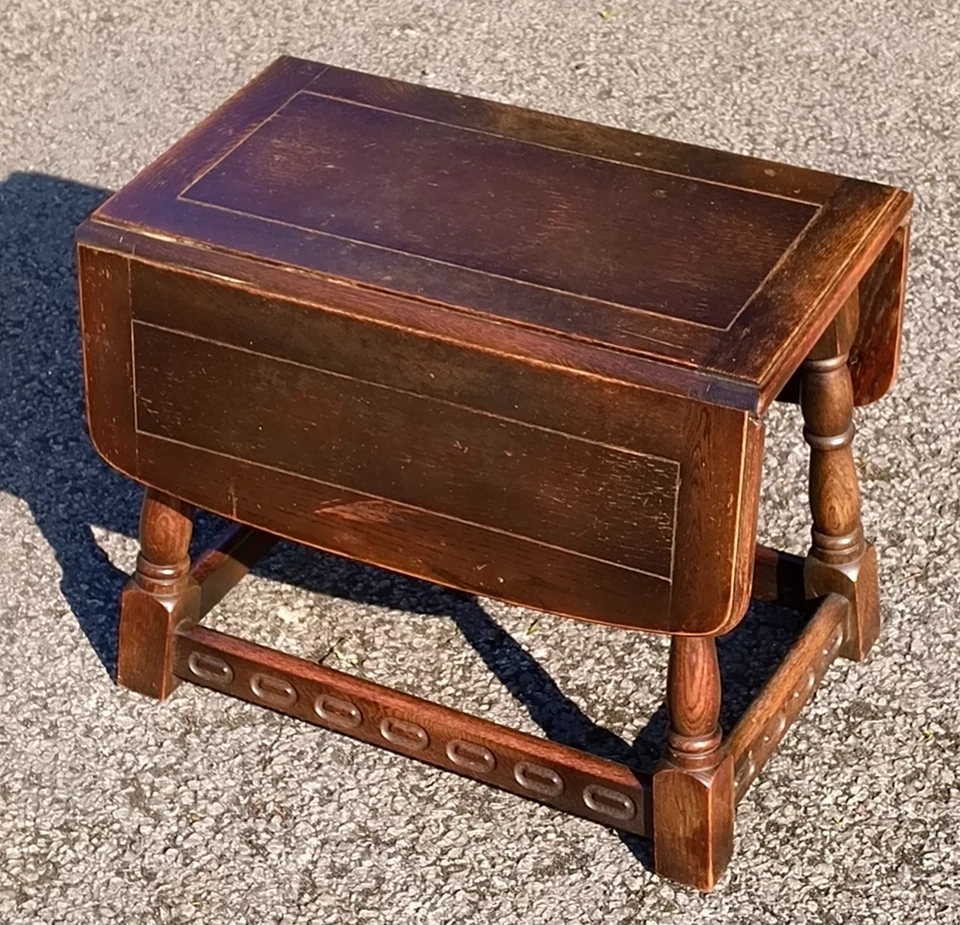 Mesa auxiliar vintage de hojas de roble con reproducción de muebles Jaycee años 50 Foto 3 de 4