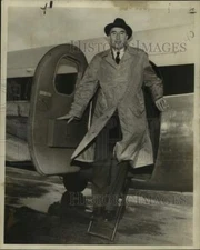 1955 Press Photo Sir Roger Makins Arrives By Plane - nob73874