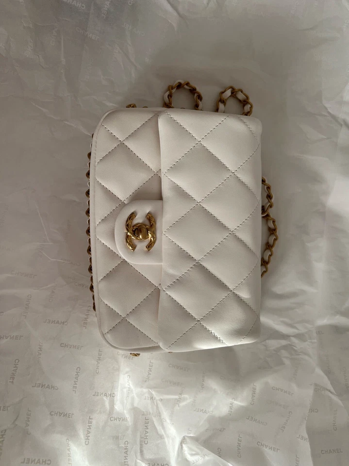 Auténtico bolso Chanel 24C blanco de piel de cordero pequeño acolchado con solapa Foto 3 de 4