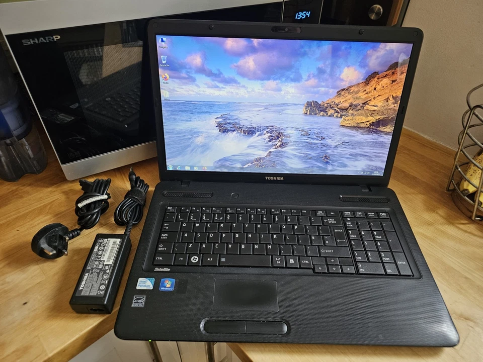 Toshiba Satellite C670 Intel B960 240GB SSD 8GB Win 7 17.1" Webcam HDMI Laptop - Image 2 of 4