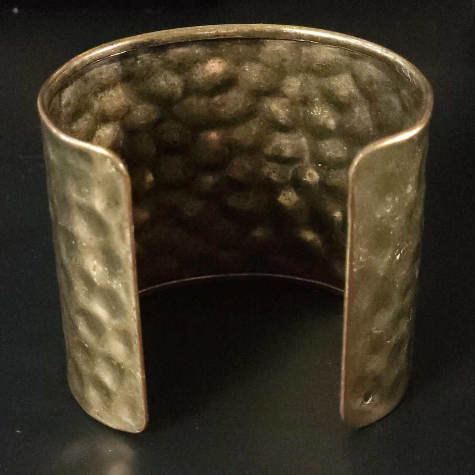 Brazalete ancho cruz estrás rojo latón martillado - joyería llamativa Foto 2 de 4