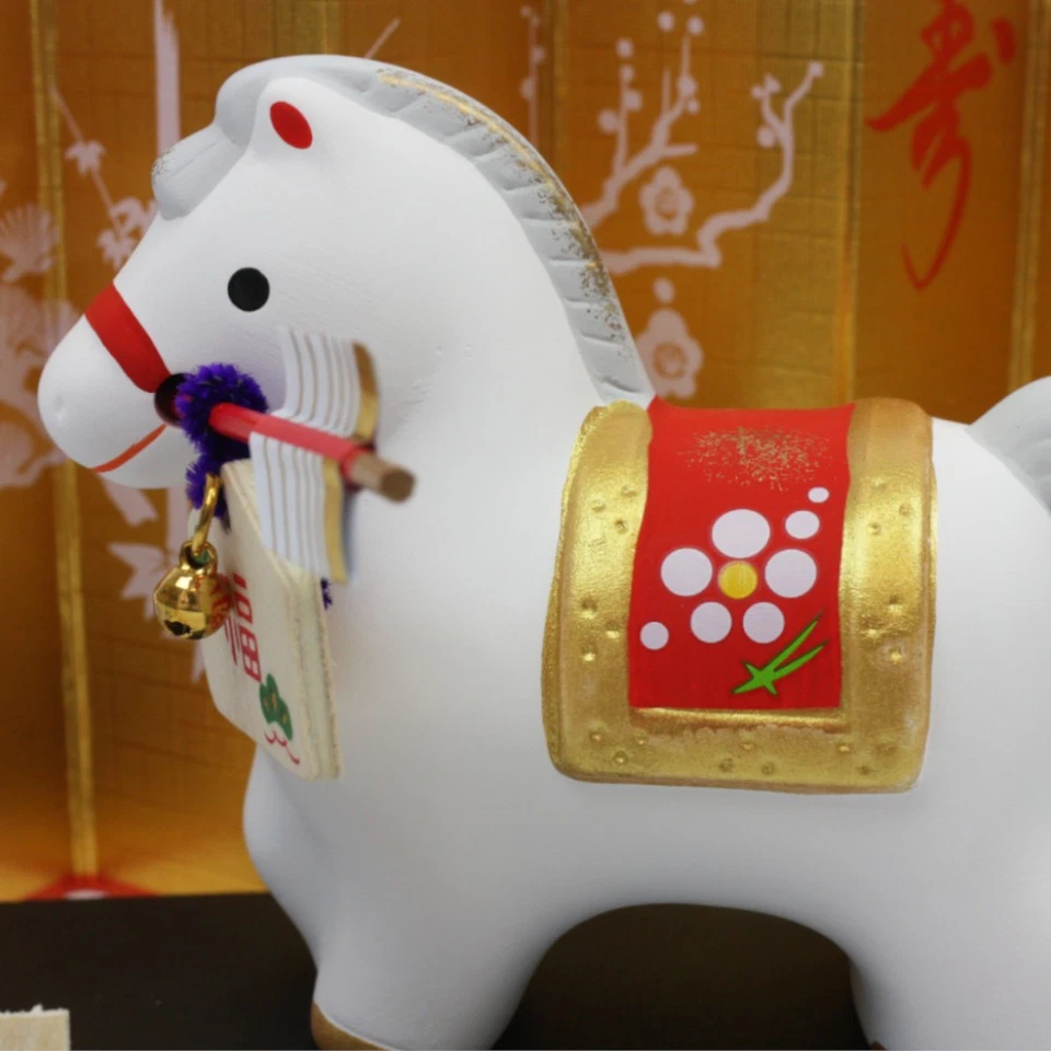 Jahrestierfigur 2026: Pferd Hayama, Figur mit Glückspfeil - Bild 3 von 4
