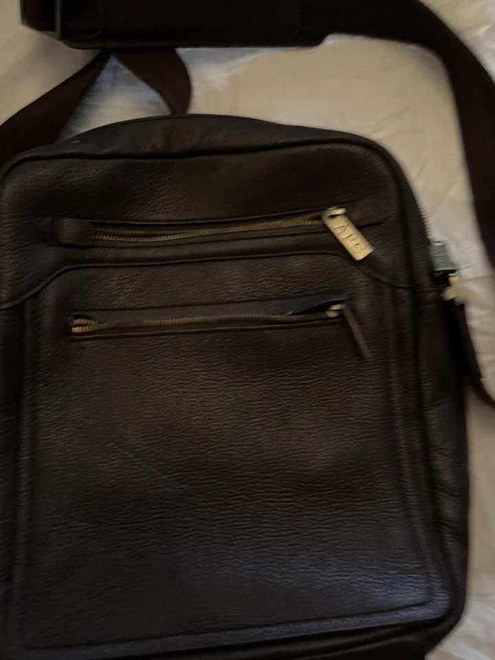 【NUEVO】BOLSO MENSAJERO CON SOLAPA DELANTERA A.P.C, MARRÓN OSCURO, Unisex, Resistencia al Tiempo Foto 2 de 4