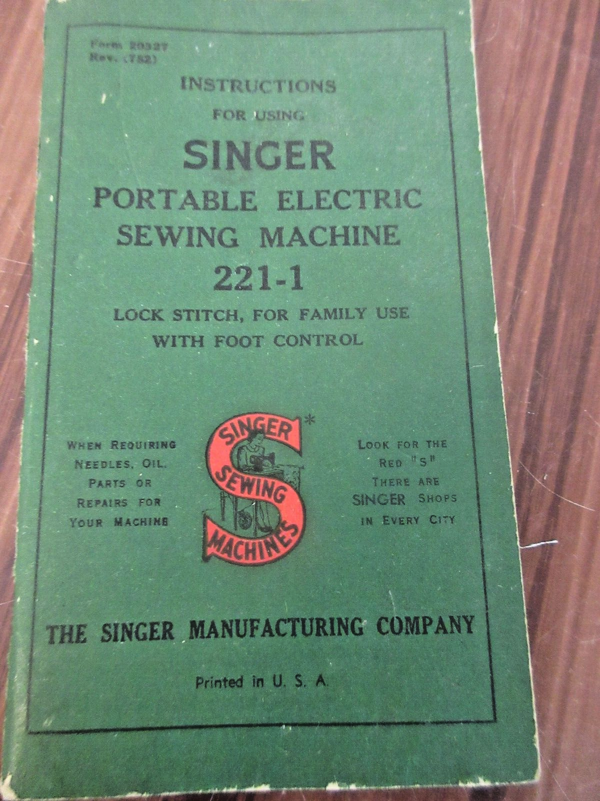 VINTAGE INSTRUCTION BOOK SINGER SEWING MACHINE 221-1 1952 NEEDLE ANTIQUE THREAD