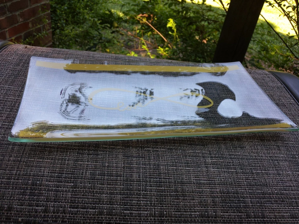 Bandeja decorativa de vidrio dorado Love Theme Foto 3 de 4