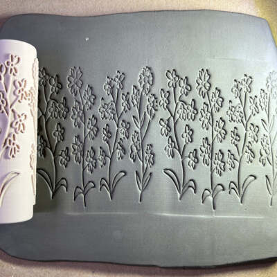 POTT R 90mm Ton Keramik Textur Roller Delphinium - Repeat Meadowline Muster