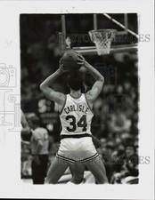 1982 Press Photo Rick Carlisle of Boston Celtics prepares to toss basketball
