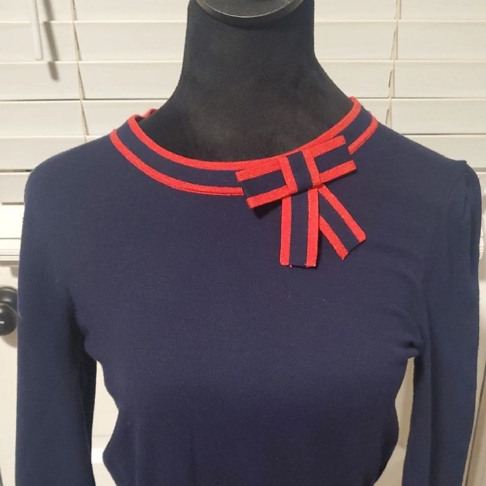 Draper James темно-синий свитер платье с красный бант деталь - Изображение 3 из 4