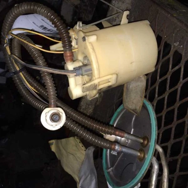 99 00 01 02 03 04 BOMBA DE COMBUSTIBLE FORD F250 SUPER DUTY 5,8 LITROS Foto 3 de 4