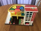 VTG 1970 FISHER PRICE LITTLE PEOPLE PARKING RAMP SERVICE CENTER #930 USA TOY