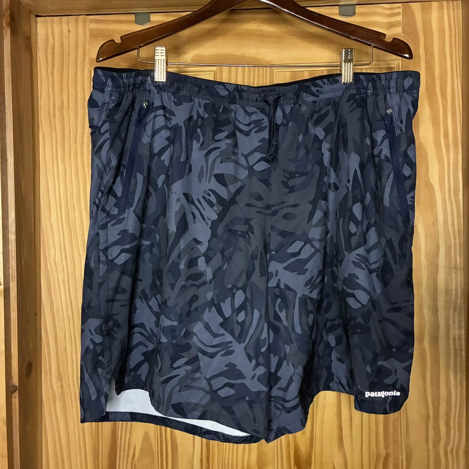 Patagonia Mens Nine Trails Shorts XXL Zip Pockets Lined Blue Floral Gray
