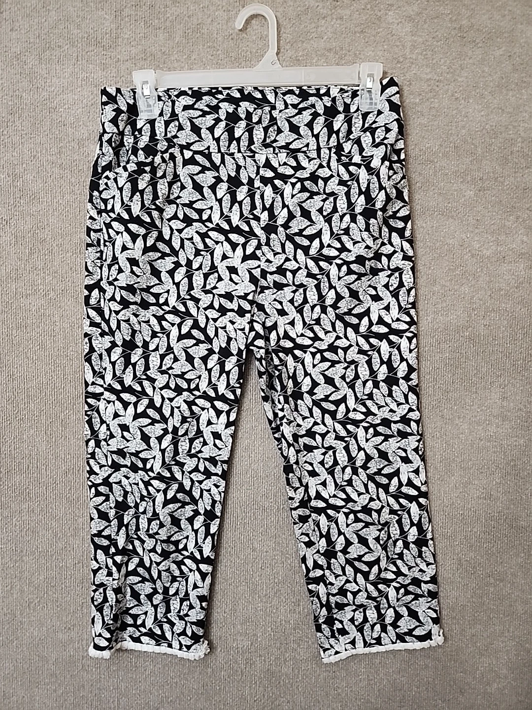 Chicos Perfect Stretch Capri Pants Womens 2 US 12 Black White Leaves Pull On
