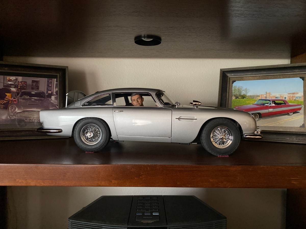 Aston Martin DB5 James Bond 007 1/8th scale by Eaglemoss +