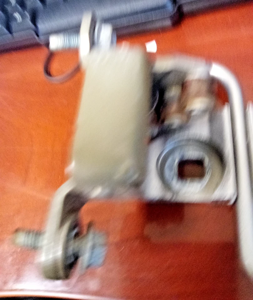 Bisagra de puerta inferior trasera derecha Pontiac Grand Prix 2004-08 FC-44DG Foto 3 de 4