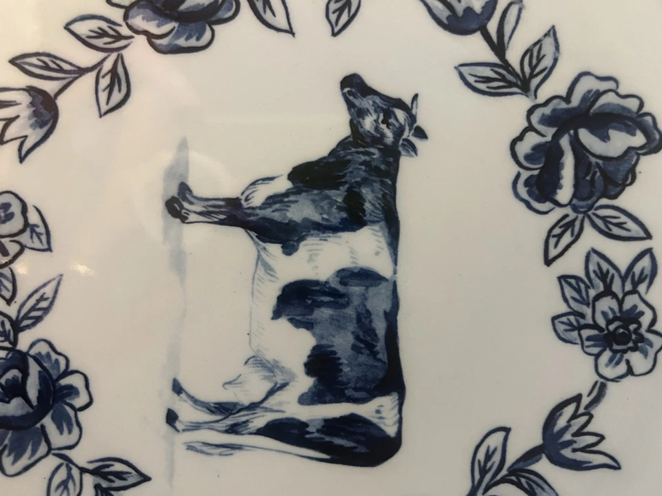 Plato escotilla Anthropologie Molly azul vaca flores granja país francés 8" usado en excelente estado Foto 2 de 4