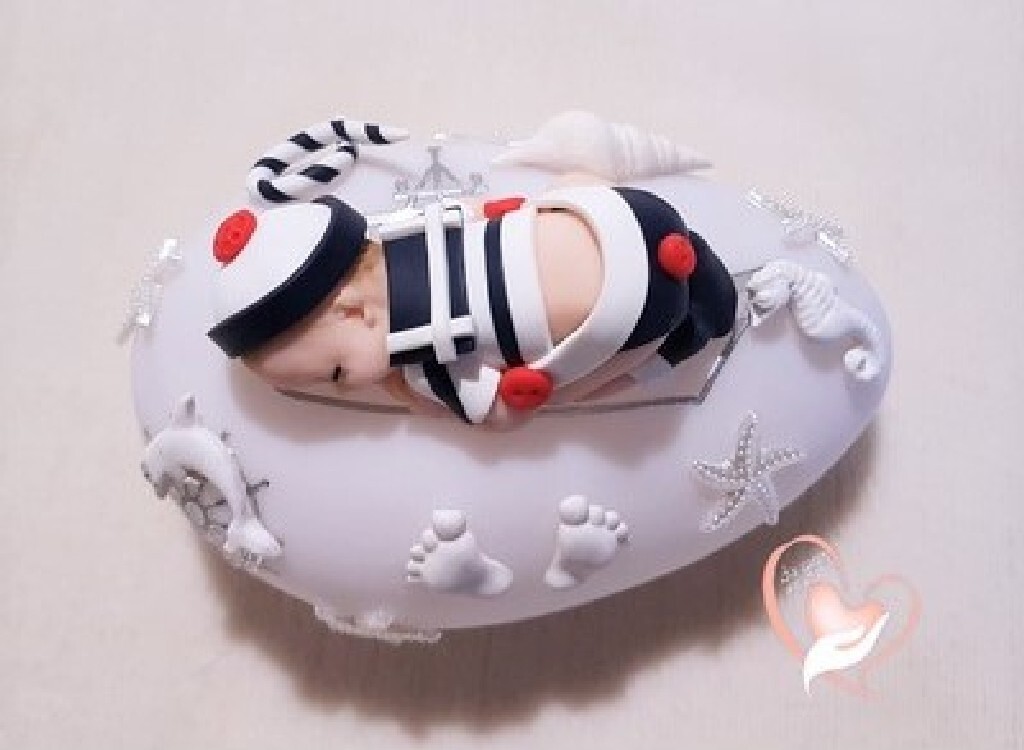 Galet lumineux garçon marin en pâte fimo fait main - Veilleuse douce pour bébé