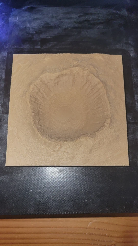 Mapa topográfico pintado del cráter de meteoritos, mapa 3D, mapa geográfico de arte en relieve de escritorio Foto 3 de 4