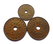 SOUTHERN RHODESIA LOT X 3: ONE PENNY 1947 + 1951, HALF PENNY 1954, KM#8A/25/28.