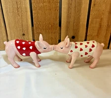 Unique Pigs with Hearts Kissing Ceramic Magnetic Salt and Pepper Shaker Set