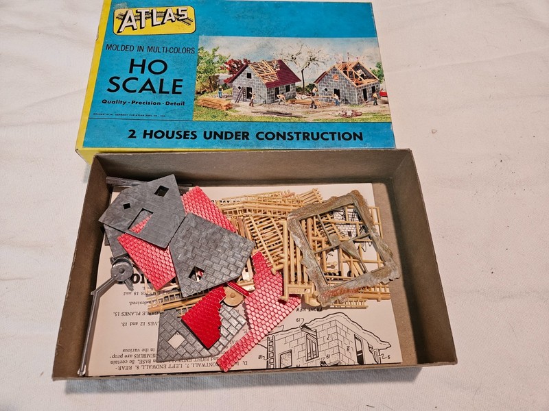 HO scale ATLAS 2 HOUSES UNDER CONSTRUCTION BUILDING kit #739-149 open box