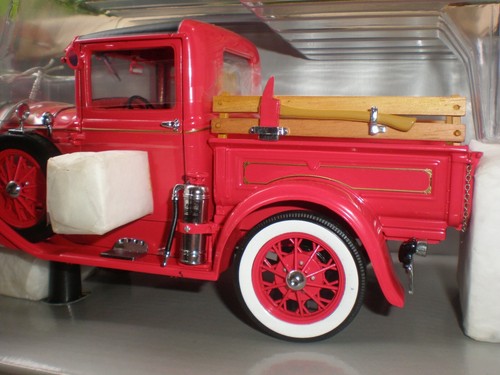 Camión fundido a presión Motor City Classics 1931 Ford Modelo A Fire Chief 1/18 vintage nuevo en caja - Imagen 4 de 5