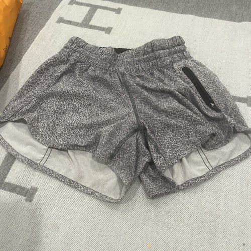 Pantalón Corto Lululemon Tracker V *4" Fractal Alpine Blanco Negro/Negro - Imagen 2 de 9