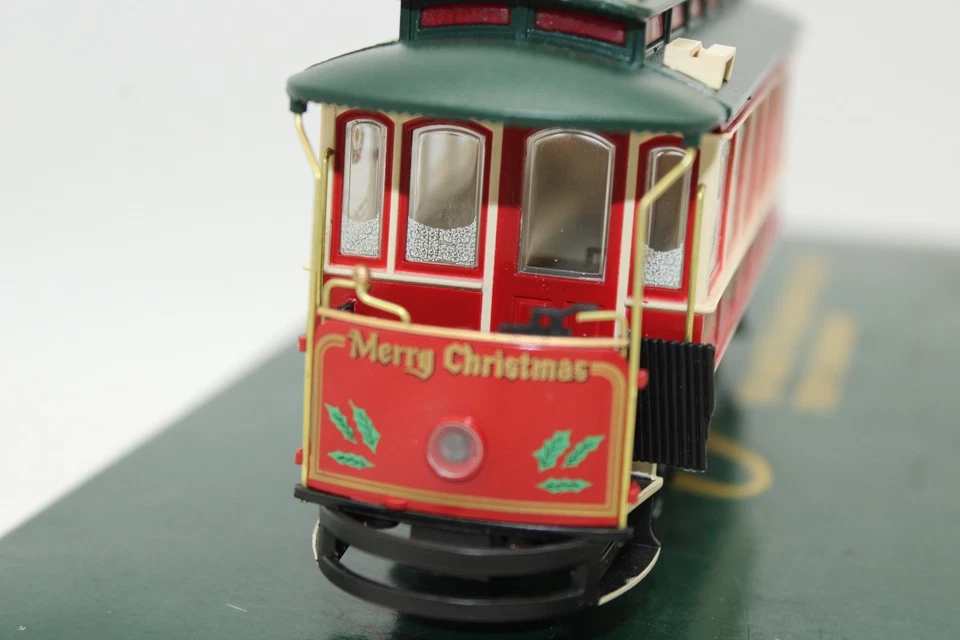 Bachmann Spectrum ON30 Scale Christmas Holiday Closed Street Car Trolley 25127 - Image 3 of 4