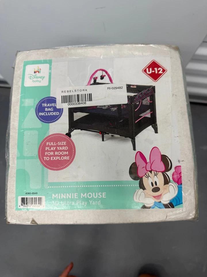 Disney Baby® 3D Ultra Play Yard con moisés y bolsa de almacenamiento, Peeking Minnie Foto 2 de 4