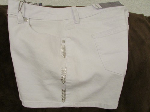 Ladies "Jennifer Lopez" Size 8, White, Paradise Palms,Mid Rise,Bead Trim, Shorts - Picture 3 of 3