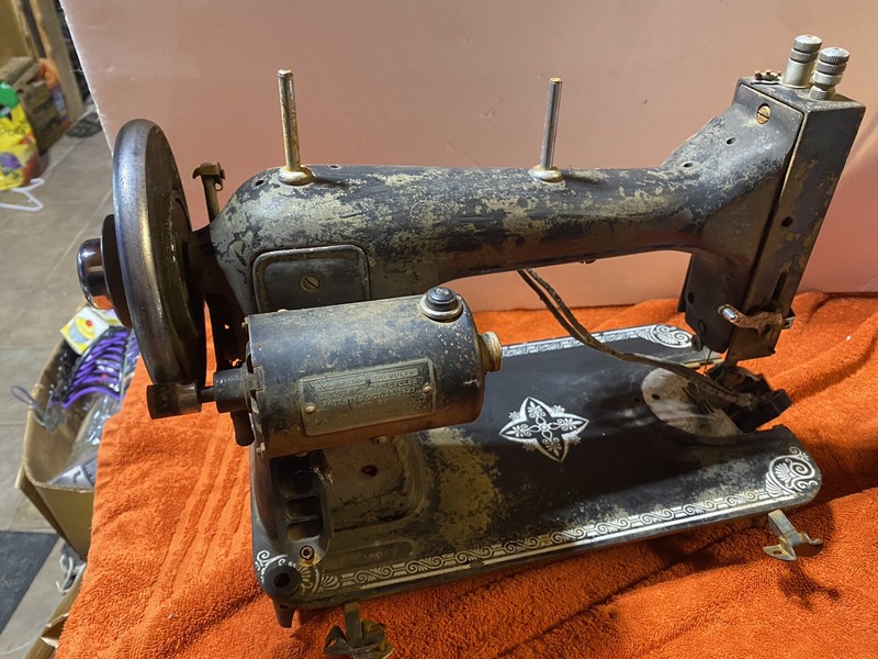 Vintage Singer 463164 sewing machine patened 1927