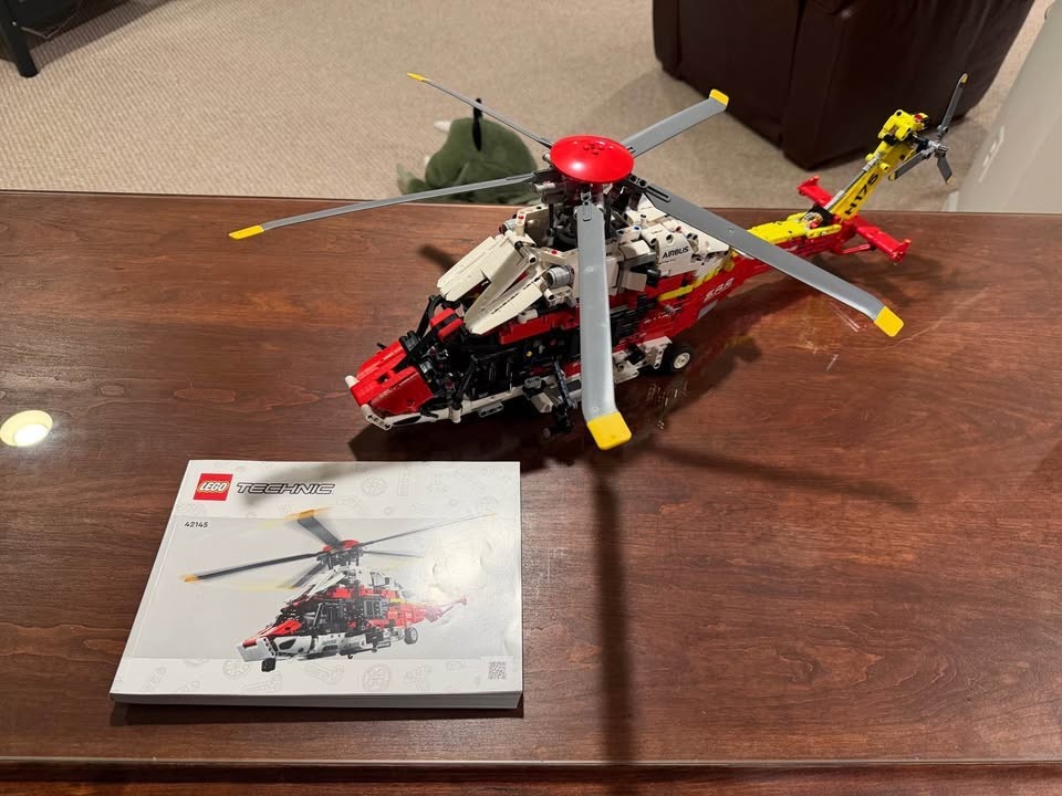 LEGO TECHNIC: Airbus H175 Rescue Helicopter (42145)