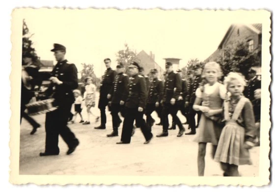 7 Fotografien Feuerwehr Umzug / Festzug mit Trommel, Uniform, Parade - Bild 4 von 4