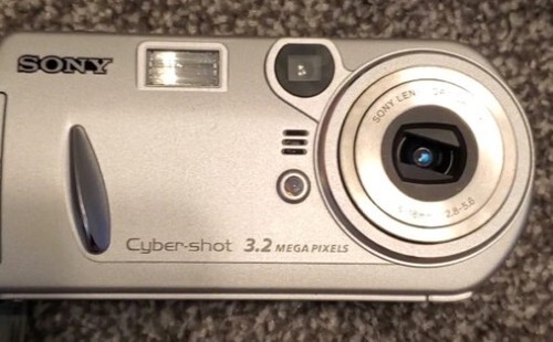 Sony Cyber-Shot DSC-P72 1.5" LCD 3x Optical Zoom 3.2 MP Digital Camera For Parts - Picture 9 of 10