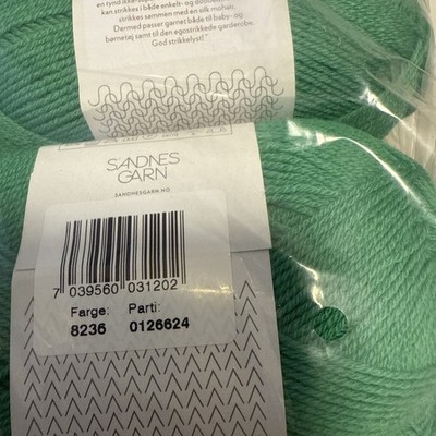Sandnes Garn Sunday by PetiteKnit Merinowolle in col. 8236 statement green 10 St