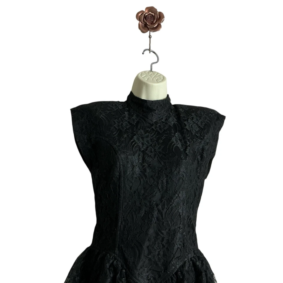 Vestido caprichoso vintage talla 6 hecho en EE. UU. de encaje negro cuello alto peplum en capas Foto 4 de 4