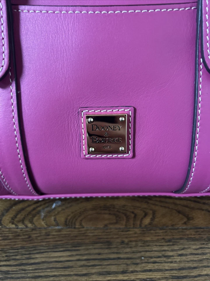 Bolso Dooney and Bourke Fucsia Pennrose RARO Rosa Borla Foto 2 de 4