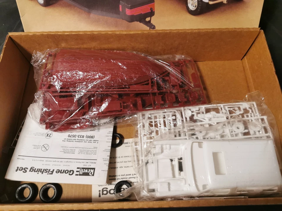 Gone Fishing Set Revell No. 7242 1:25 - Immagine 2 di 4