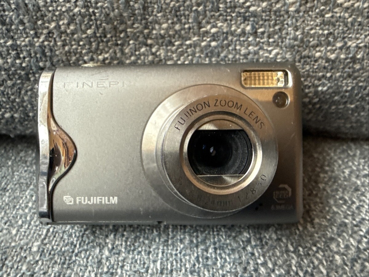 Fujifilm FinePix F20 6.3MP Super CCD sensor camera. Untested for
