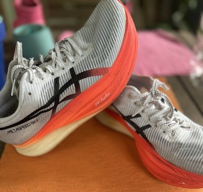 Asics Unisex METASPEED Sky+ Carbon Plate Running Shoe White/BlackSize M:6 W:7.5