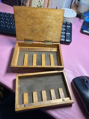 Kleine maßgefertigte Holzkiste mit Innenablage, mögliche Bitaufbewahrung. 14,5 x 10 x 3,5