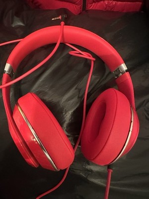Beats Studio 2.0 headphones come with audio cable works perfectly not wireless