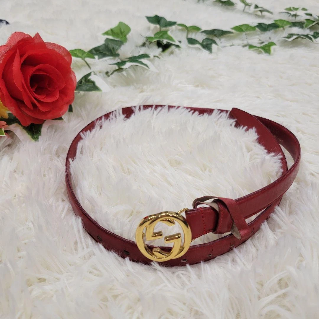 Robe jupe ceinturée italienne de luxe en cuir rouge x or par Gucci