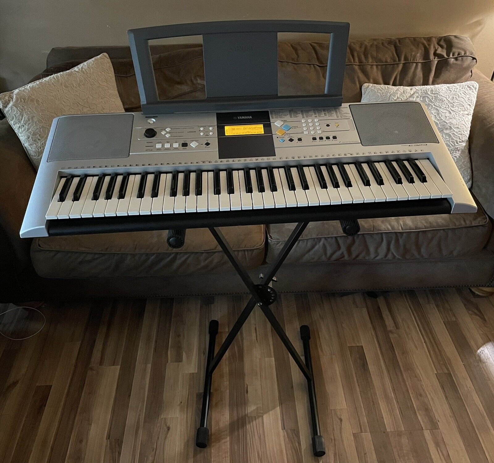 Yamaha PSR-E323 61-Key Portable Keyboard With Stand