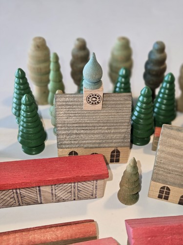 Vintage DDR Holz Miniatur Gebäude und Zubehör - 42 Teile - Bild 4 von 6